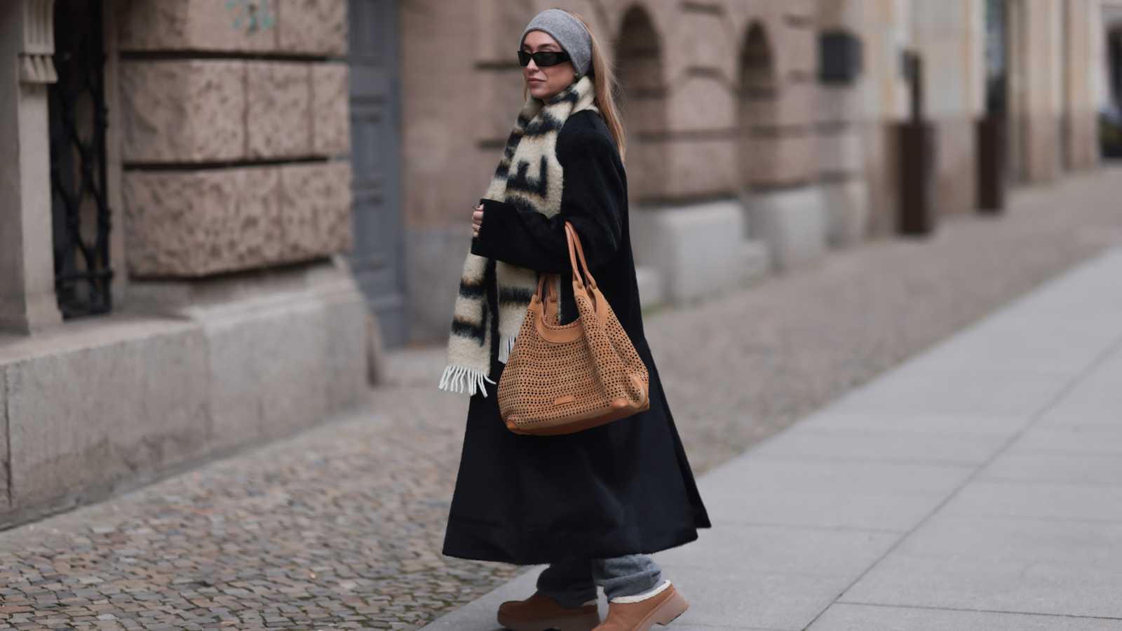 أحذية UGG لإطلالات شتوية مريحة وأنيقة