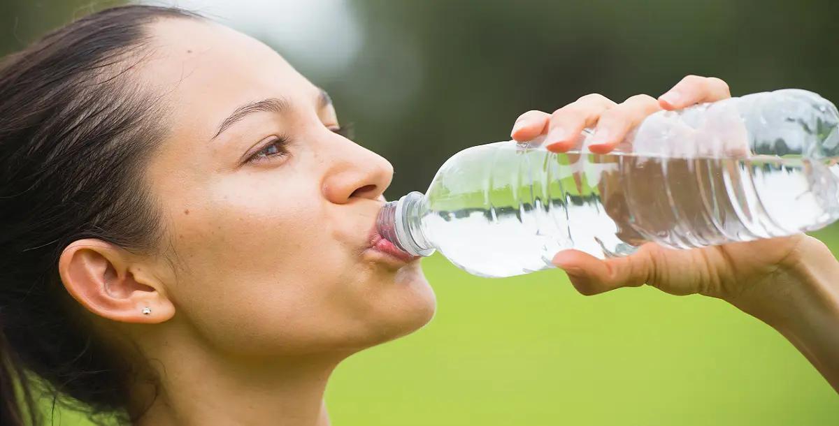 هل الإكثار من شرب الماء يفيد بشرتك؟ الإجابة غير متوقعة!