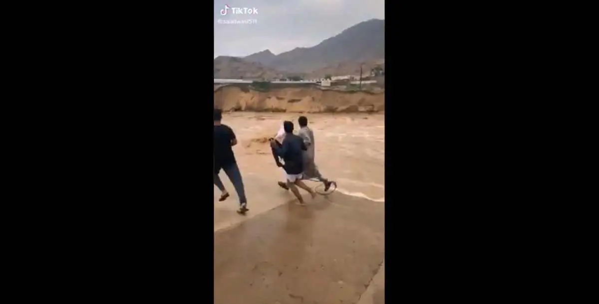 سعودي ينقذ طفلا جرفته السيول.. وفيديو يوثق اللحظات الصعبة