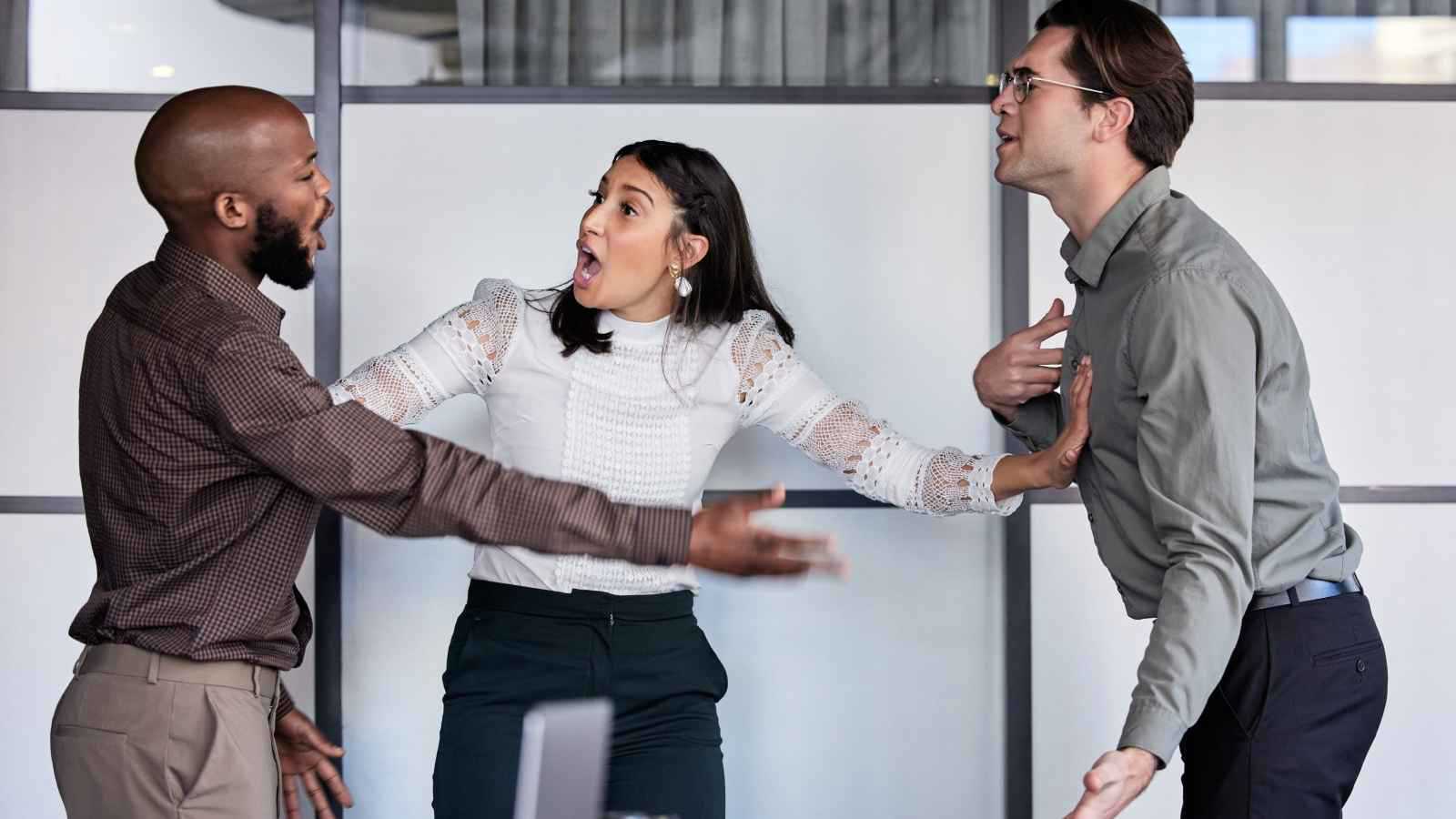 كيف تتعاملين مع الشخصيات السلبية حولك؟