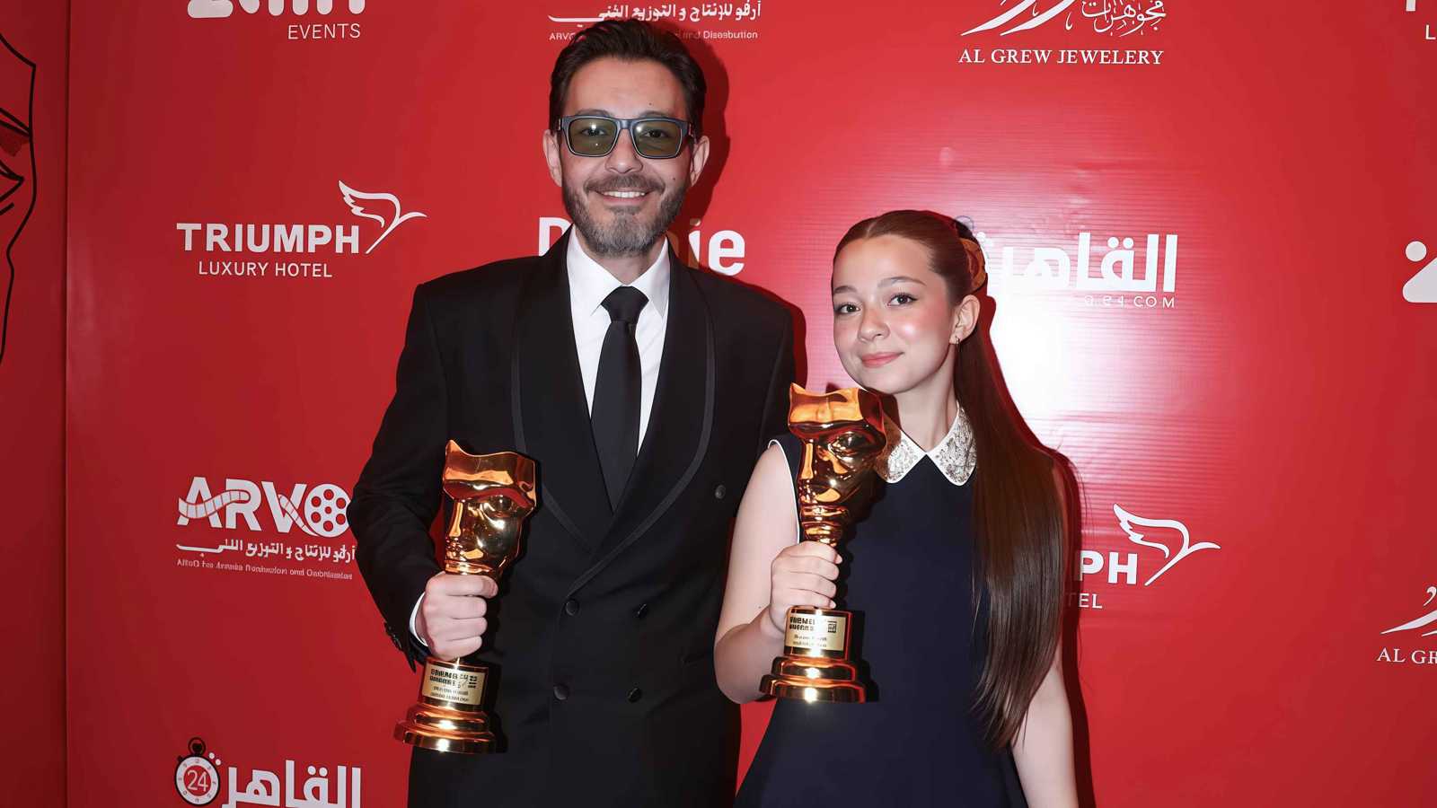 لحظات عائلية مميزه لأحمد زاهر خلال تكريمه في Trend Awards