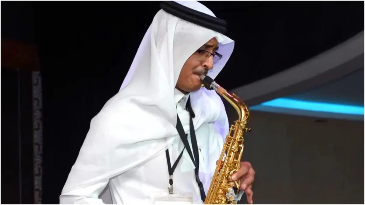 عازف ساكسفون سعودي يبهر الجمهور بإتقانه عزف "على بابي واقف قمرين"