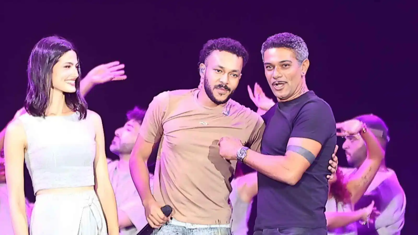 ويجز يجمع آسر ياسين وتارا عماد على مسرح حفله بالعلمين