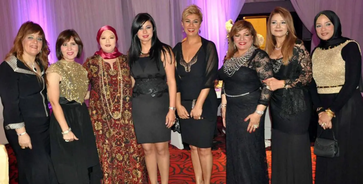 حفل زفاف ابنة الإعلامية منال حجازي يعبر عن موضة اللون الأسود