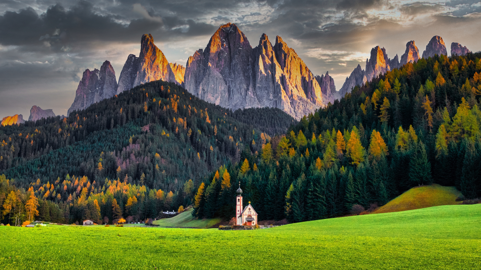 كورتينا دامبيدزو قرية تتربع على عرش جبال الألب 