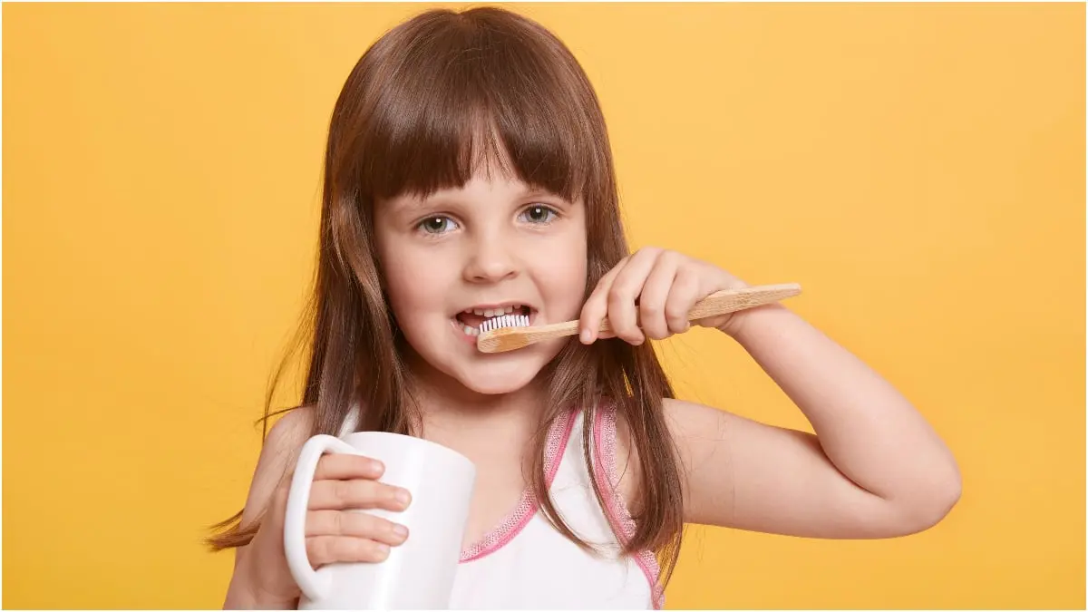 ما سبب اصفرار أسنان طفلك؟