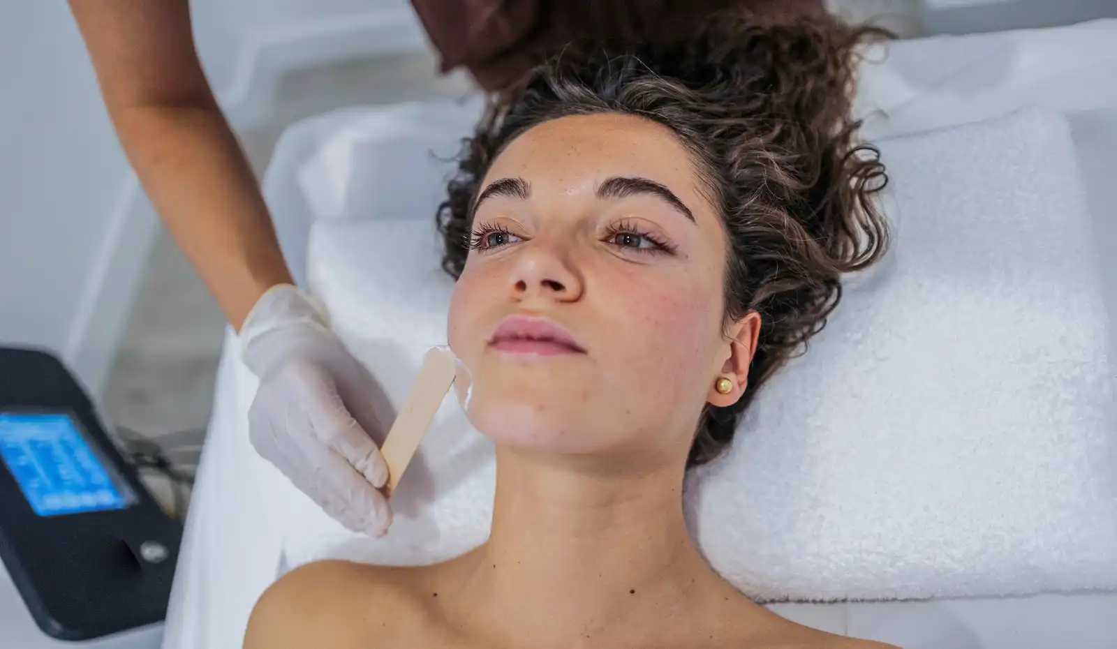 إزالة شعر الوجه بالشمع