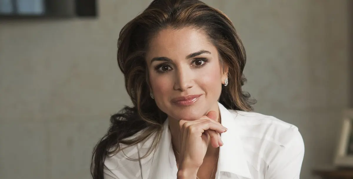 شاهدي كيف تألقت الملكة رانيا عدة مرات بالقميص الأبيض الكلاسيكي؟