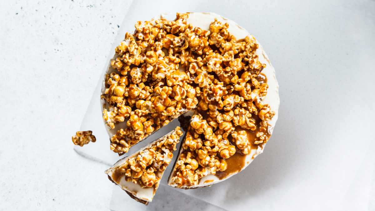 طريقة عمل تشيز كيك الكاجو وفشار الكراميل 