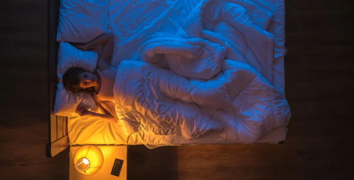كيف يؤثر نومكِ بوجود الضوء على وزنكِ؟!