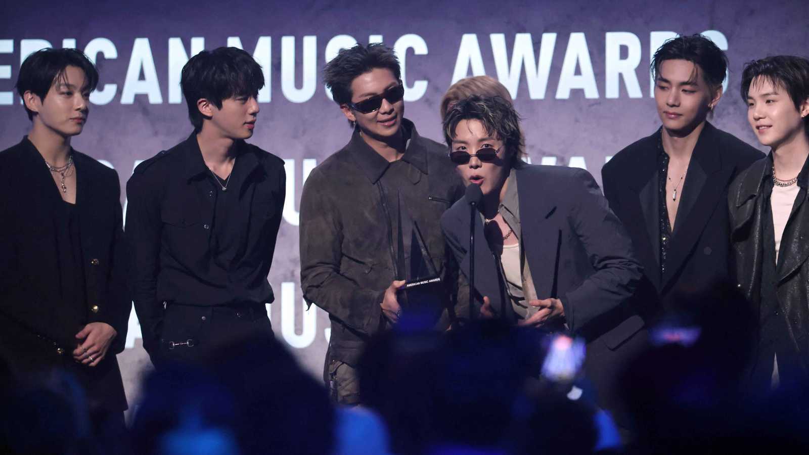 أعضاء BTS يكشفون كواليس بكائهم خلال الخدمة العسكرية