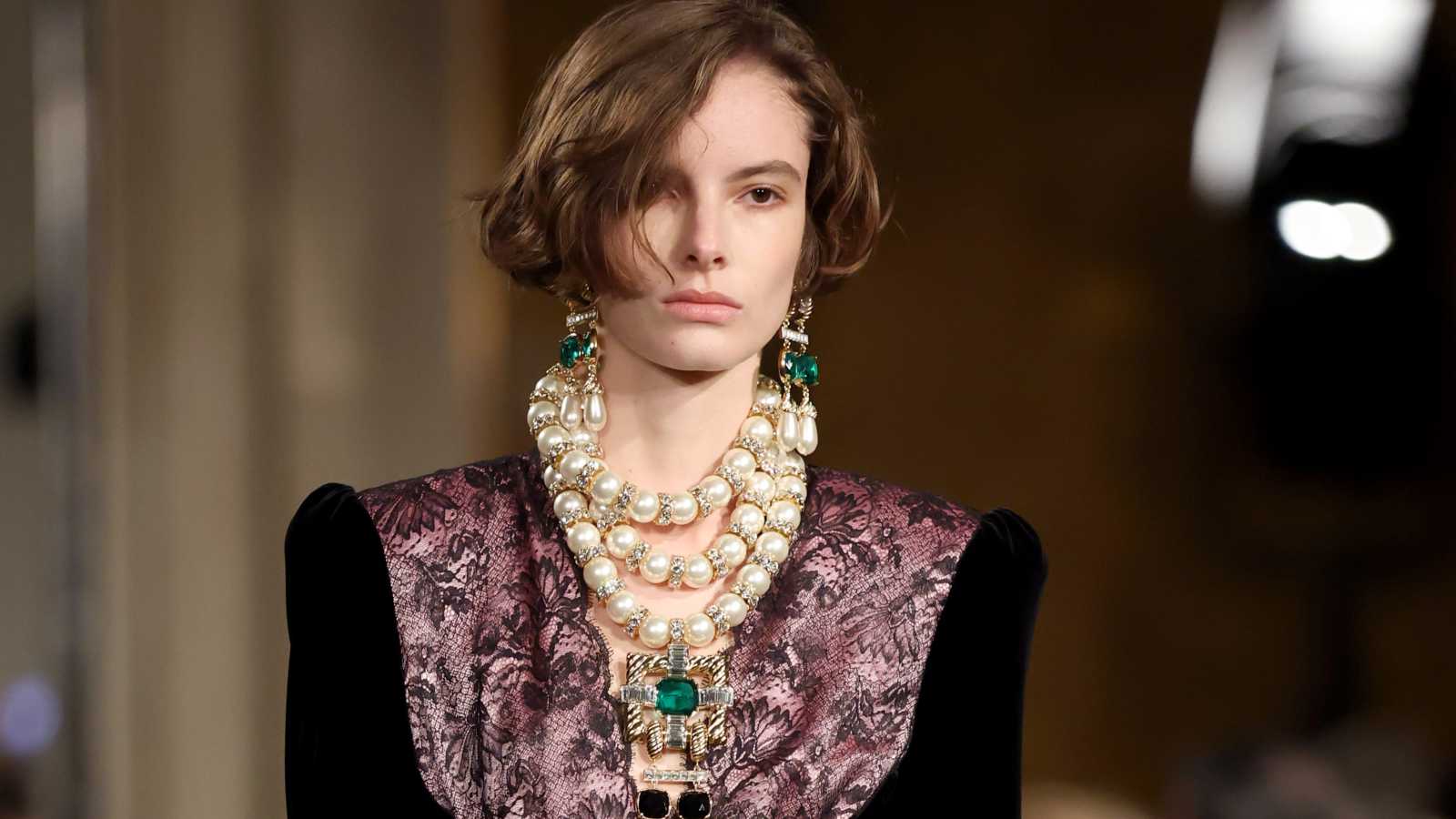 عرض Valentino في روما فخامة تاريخية وخيال إبداعي
