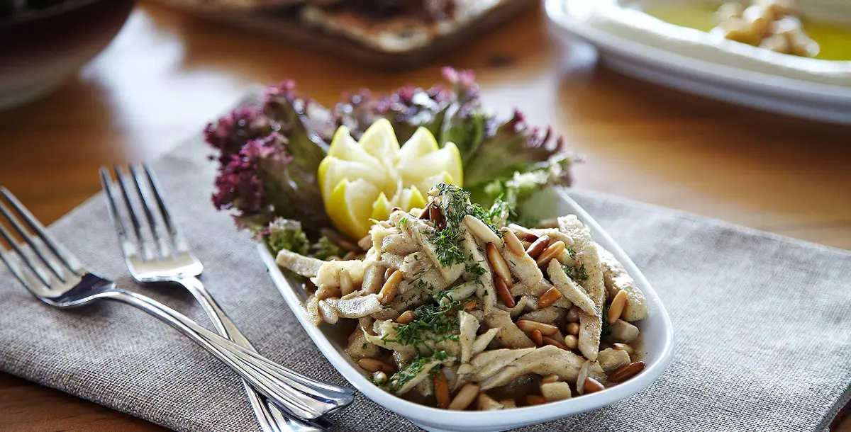 مطعم فلوكا يقدم غذاء العمل لذوّاقة المأكولات البحرية في أبوظبي
