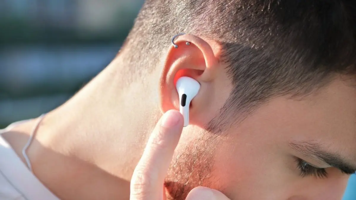 هل تشكل سماعات الأذن خطرًا على خصوصيتك؟