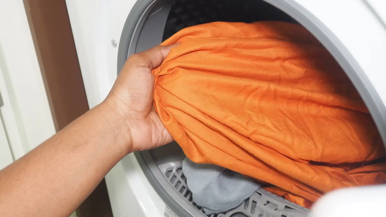 هل ترك مجفف الملابس يعمل أثناء غيابك آمن فعلا