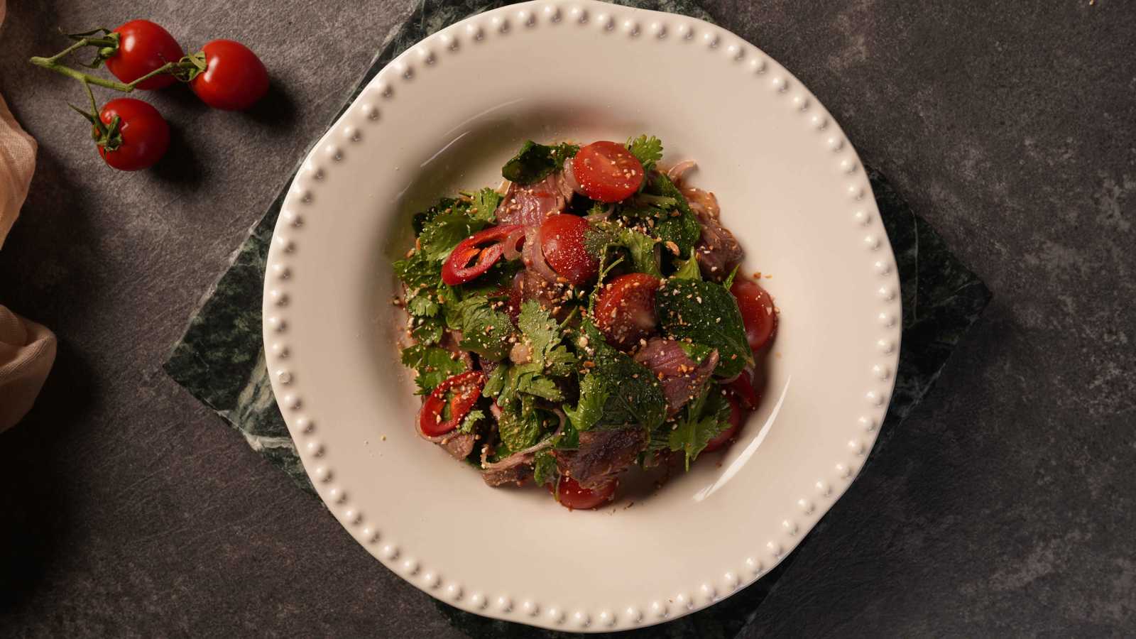 سلطة الستيك المشوي على الطريقة التايلندية 