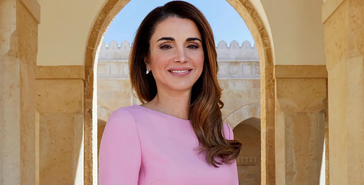 الملكة رانيا تحارب التنمّر بتصميم رقيق من توقيع الإماراتية ريم البنا