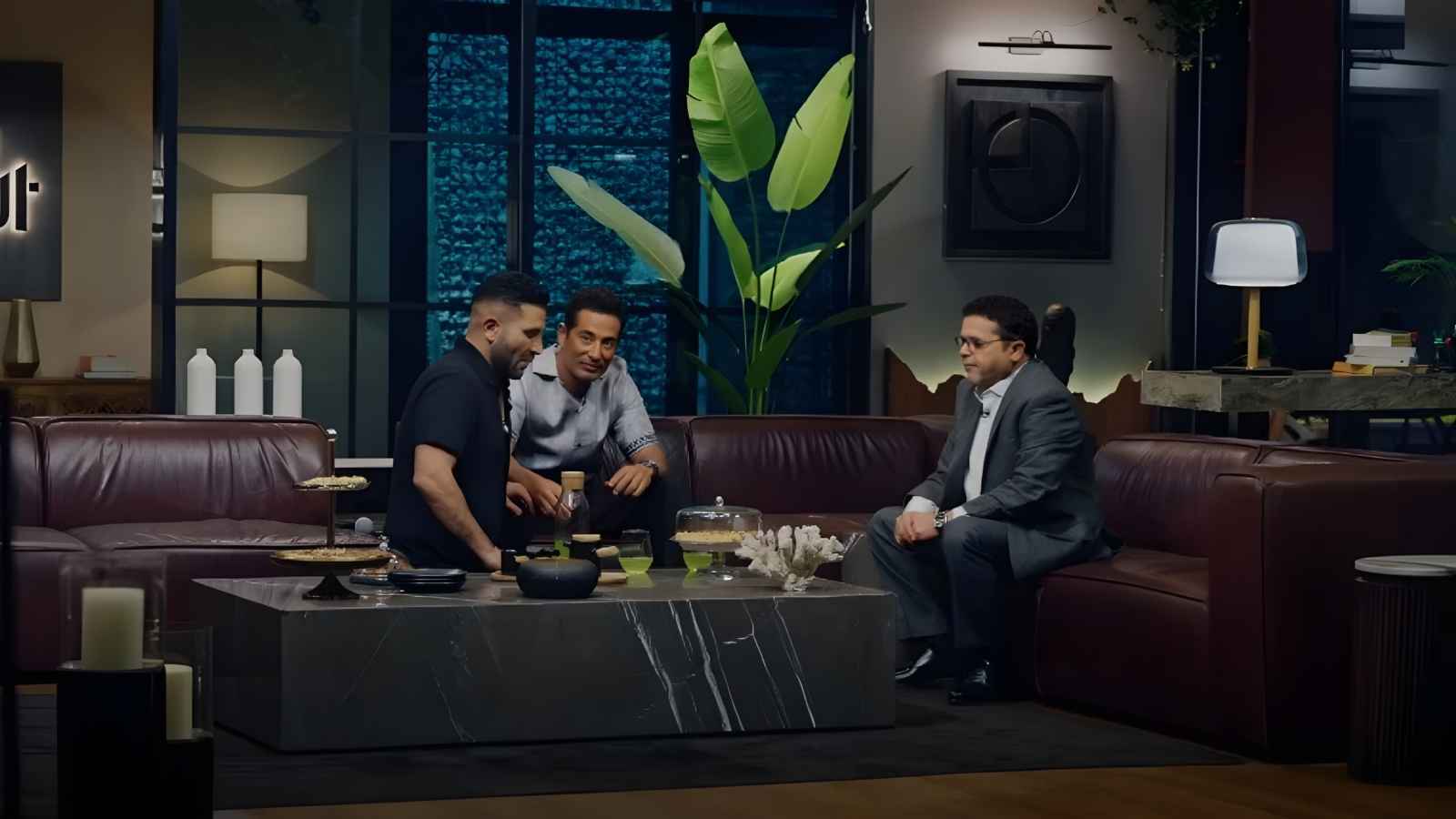 محمد هنيدي يشجع أحمد سعد على دخول عالم التمثيل. ويقدم نصائحه