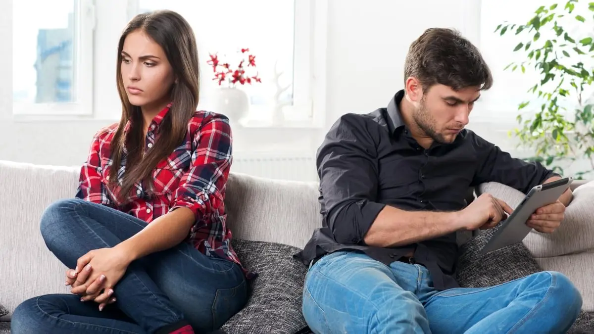 كيف تسيطرين على ضغط العلاقة لو فقد زوجك وظيفته؟