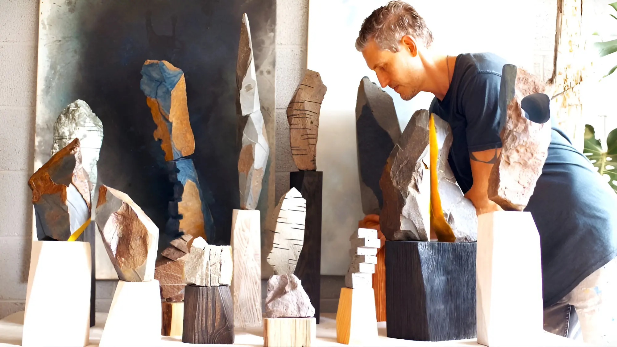 معرض لفنان نرويجي يروي قصص صخور الإمارات