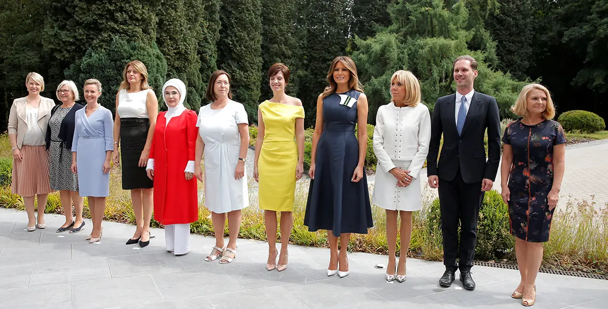لماذا يتوسّط هذا الرّجل زوجات رؤساء العالم في قمّة الناتو؟