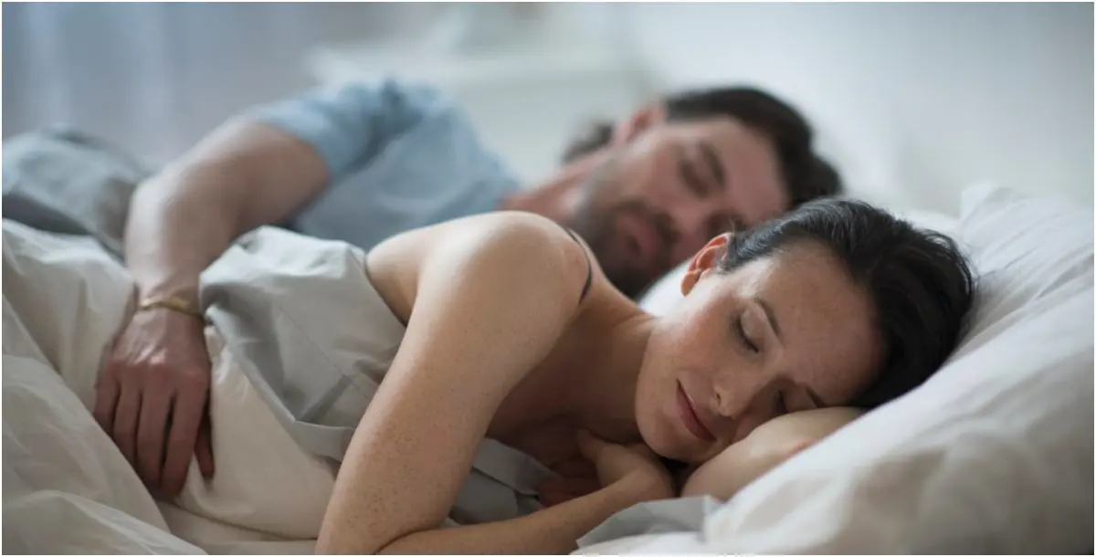 هل يزعجكِ زوجكِ أثناء النوم؟.. إليكِ الحل!