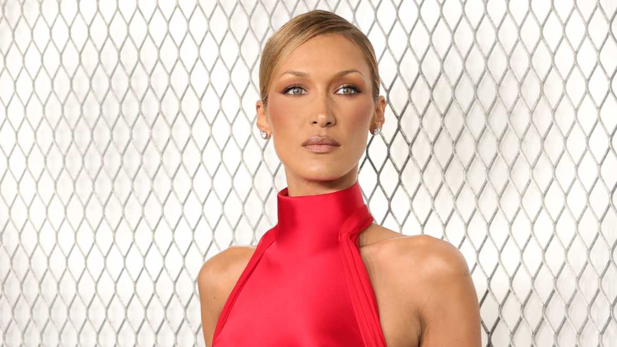بيلا حديد أول سفيرة عالمية لمستحضرات Prada Beauty