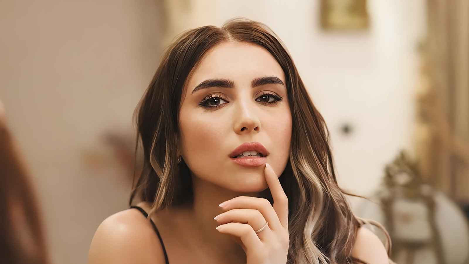 حزن جديد يصيب الوسط الفني.. وفاة والد الفنانة هلا السعيد