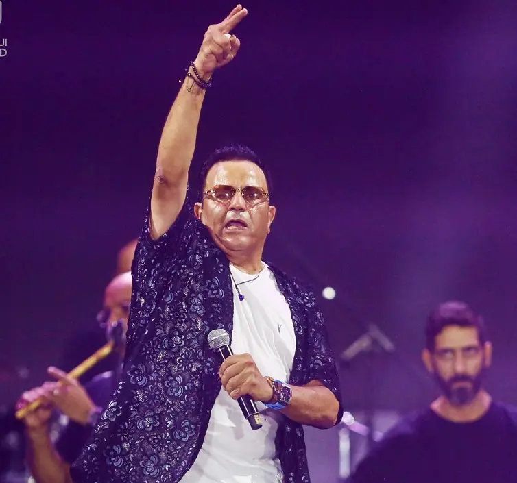 محمد فؤاد يبكي في حفل مهرجان العلمين