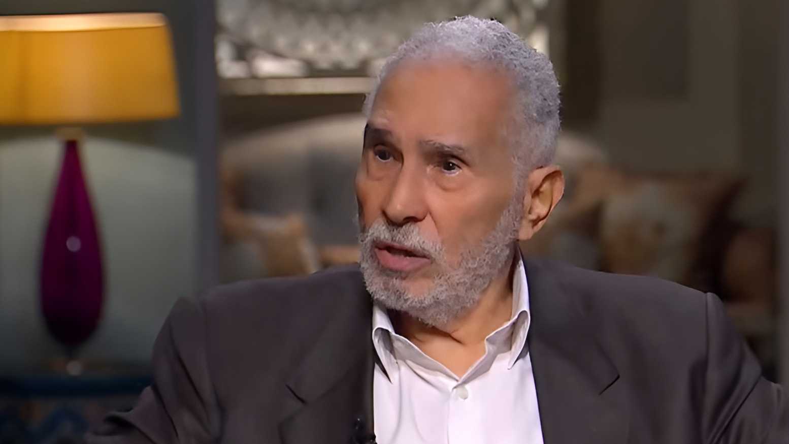 نجل عبد الرحمن أبو زهرة يتفاجأ بوضع والده على جهاز التنفس الصناعي 