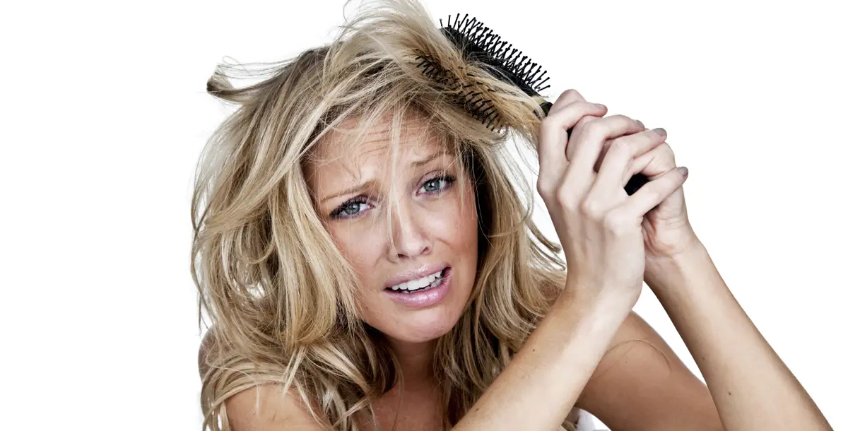 العادات الخمس السيئة التي تجعل شعرك أشعثًا