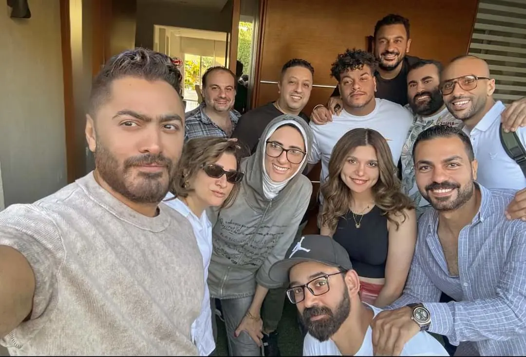 تامر حسني مع فريق الفيلم