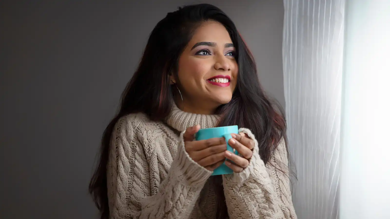 امرأة تشرب القهوة