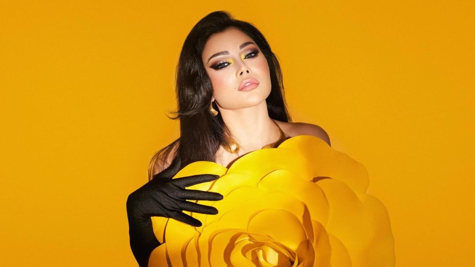 الفنانة اللبنانية هيفاء وهبي في جلسة تصوير 