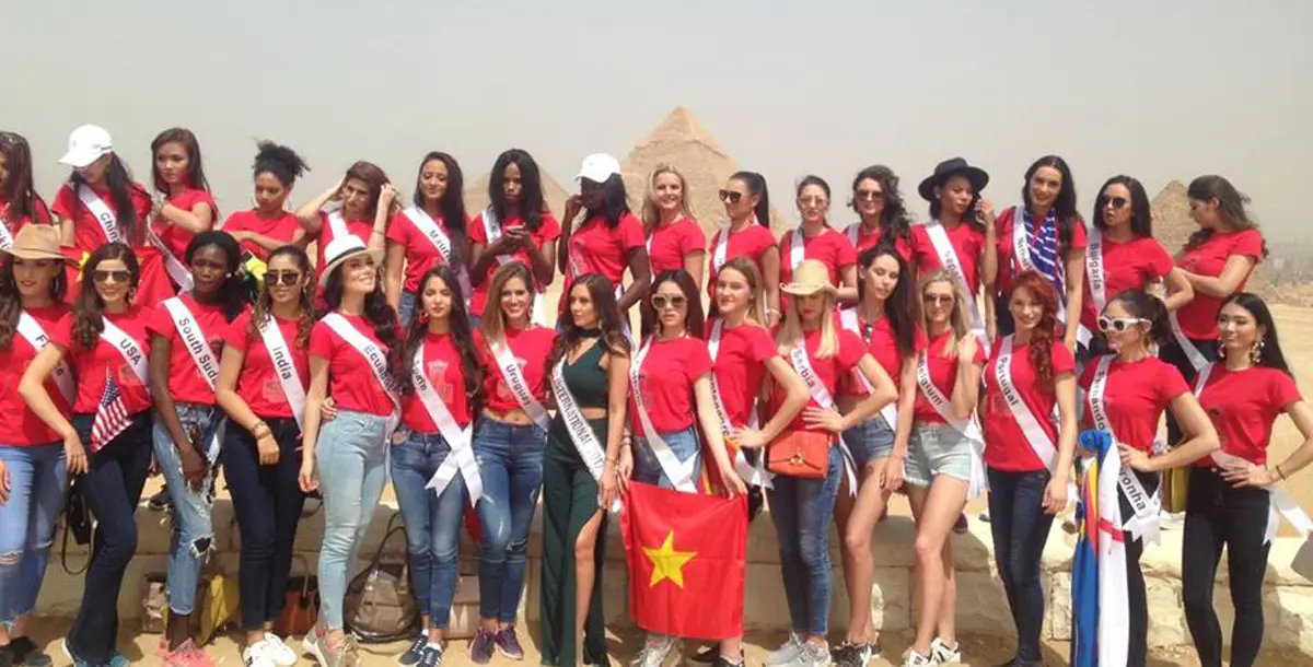 بجمالهن الفائق.. 49 من ملكات جمال العالم في الأهرامات المصرية 