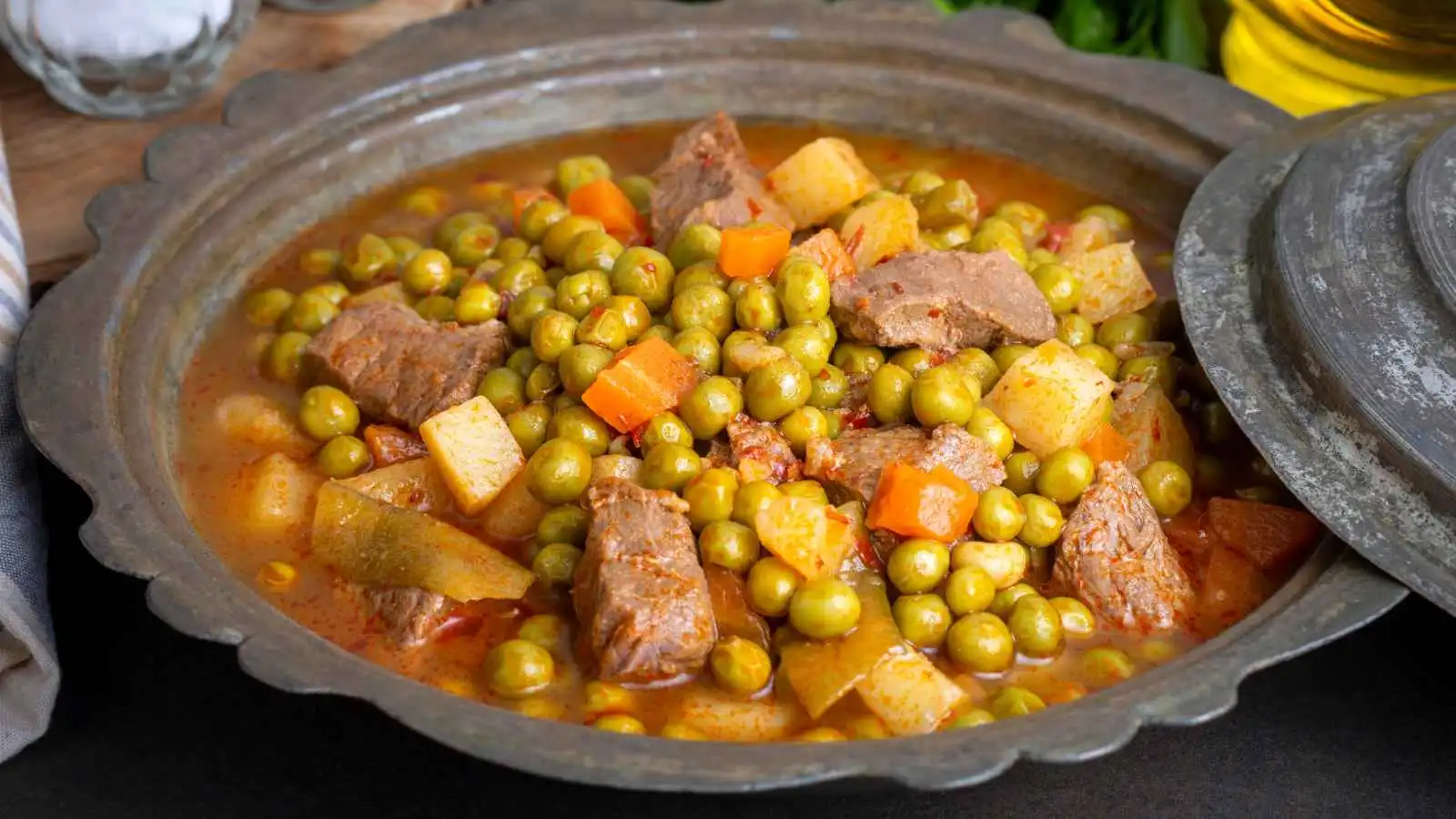 يخنة البازيلاء باللحم.. وصفة غنية بالنكهة وسهلة التحضير