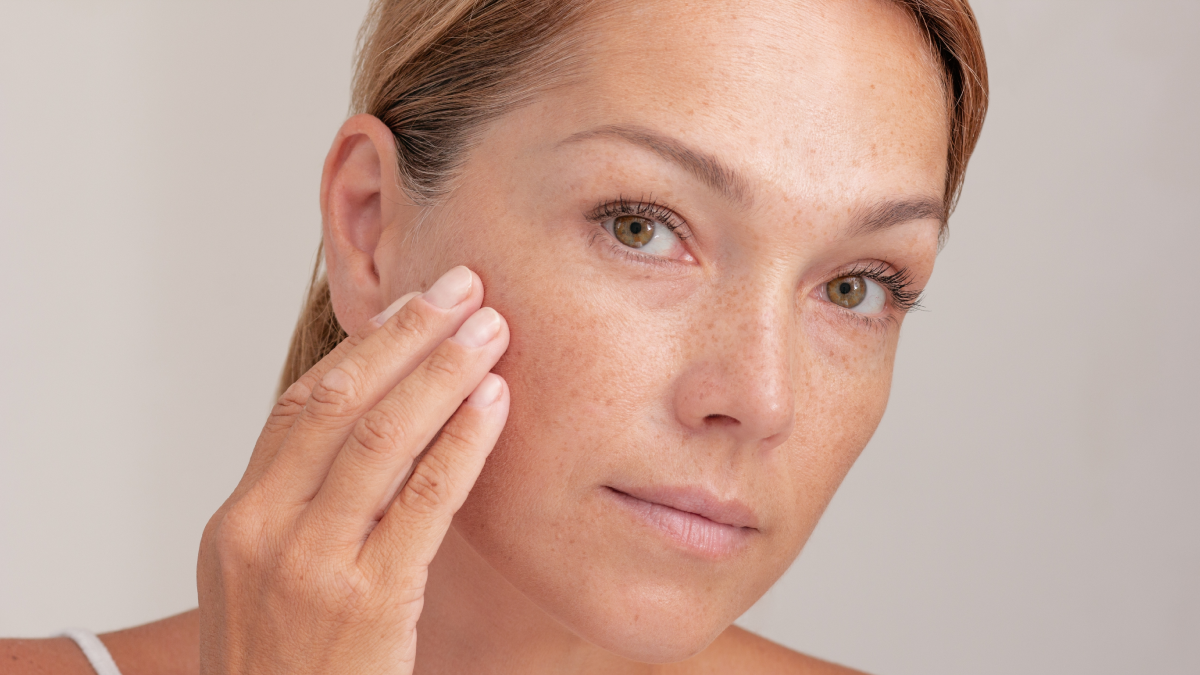 أسباب ظهور البقع الداكنة على الوجه.. وما علاجها؟