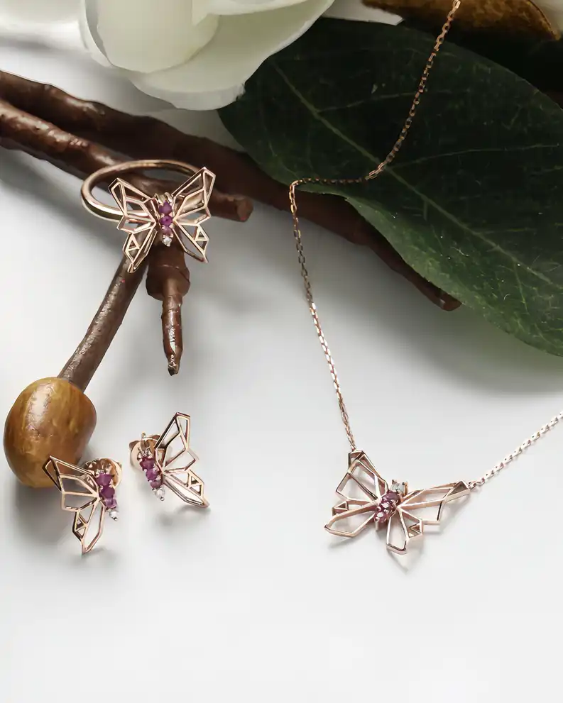 لانا آل كمال... شغف مرسوم بالذهب