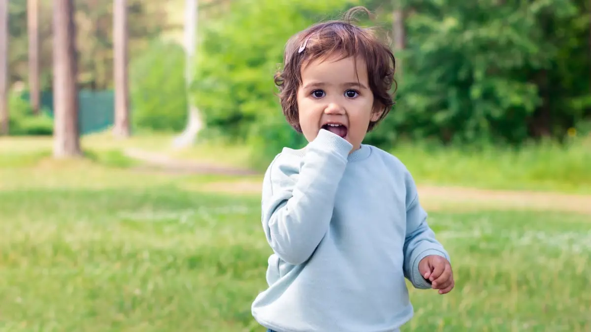 ما سبب عادة قضم الأطفال لملابسهم.. وما علاجها؟