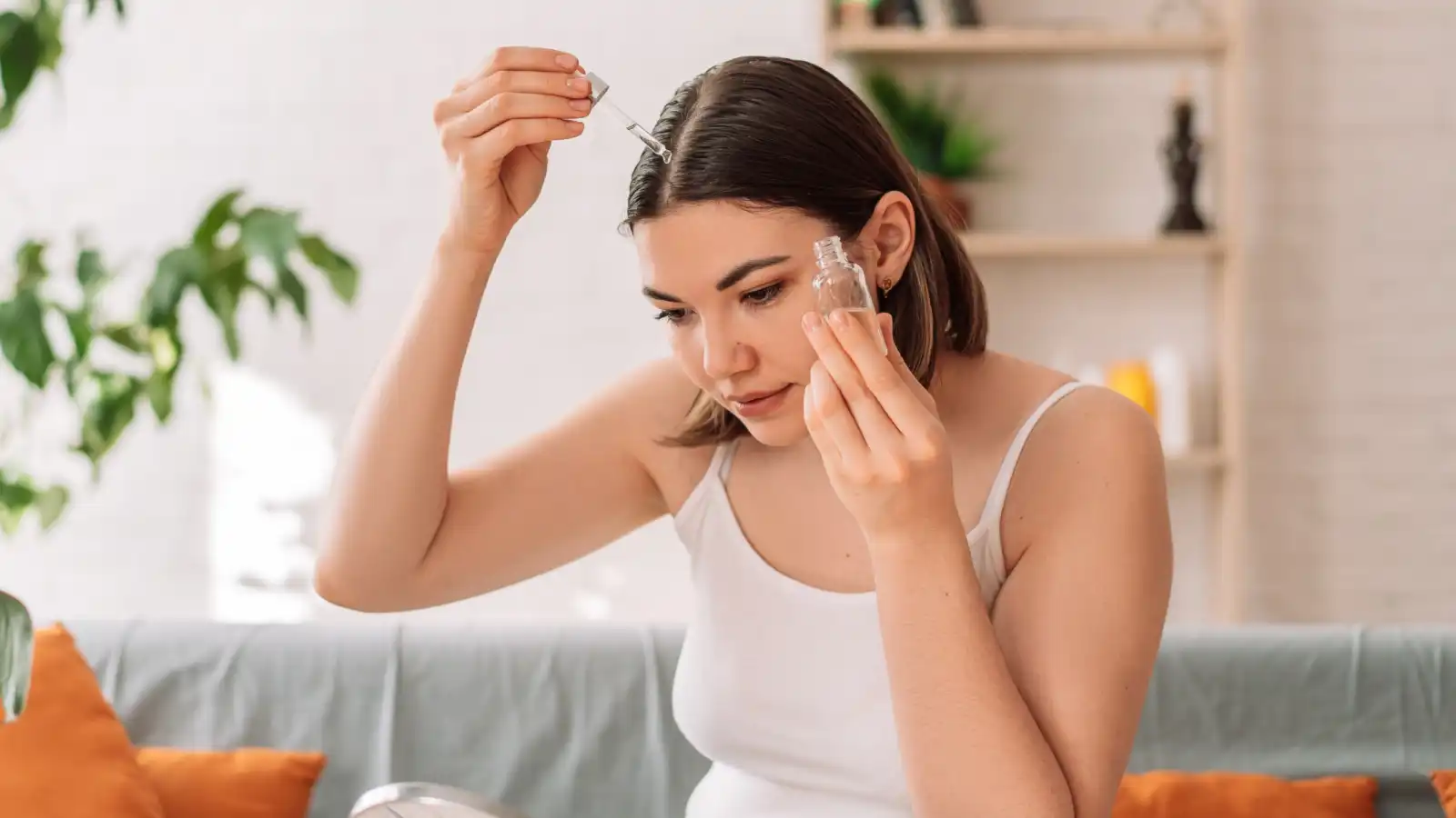 اكتشفي أفضل الزيوت الطبيعية لتطويل الشعر وزيادة كثافته