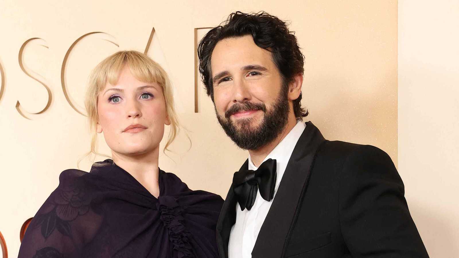 خطوبة جوش غروبان تخطف الأنظار في ديزني لاند 