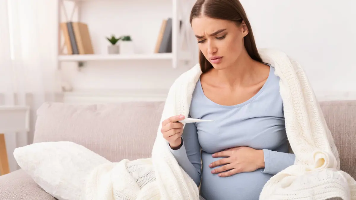 كيف تعالجين الحمى أثناء الحمل؟ وما حقيقة إضرارها بالجنين؟
