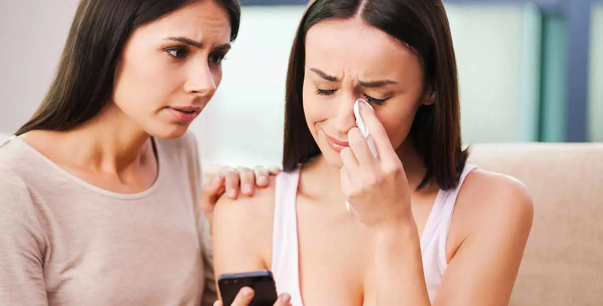 3 طرق تساعد المرأة على تجنب حرج البكاء في الأماكن العامة