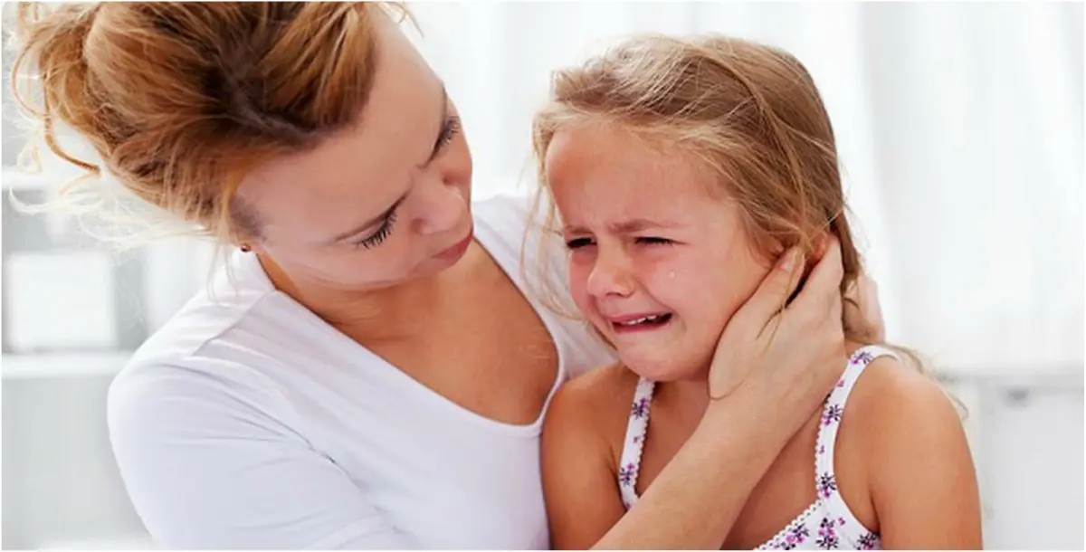 ماذا تفعلينَ عندما يستخدم طفلكِ البكاء وسيلةً لتحقيق طلباته؟