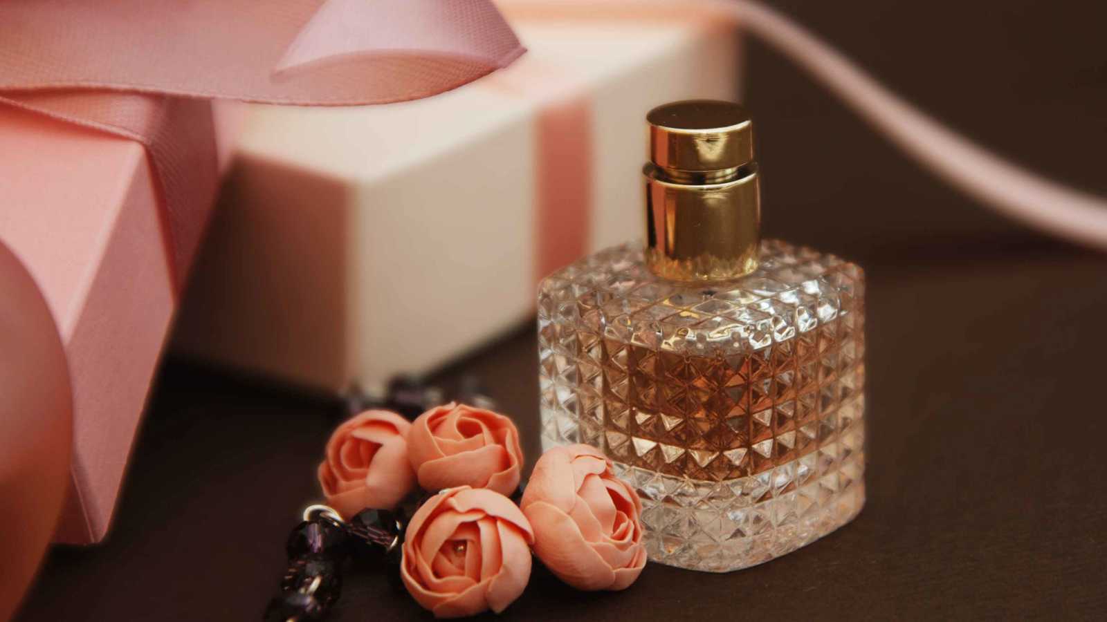 أفضل الطرق لاختيار هدية عطر فاخر يناسب جميع الأذواق 
