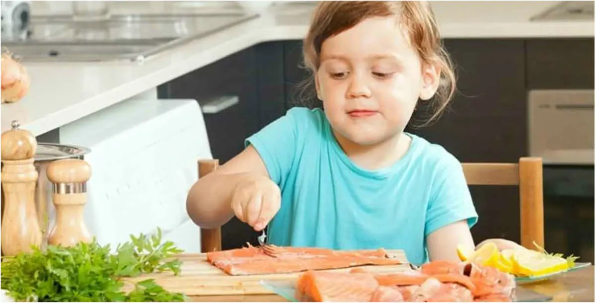 لماذا يُعدُّ السمك ضروريًا لطفلكِ؟.. وما هي أفضل أنواعه للصغار؟