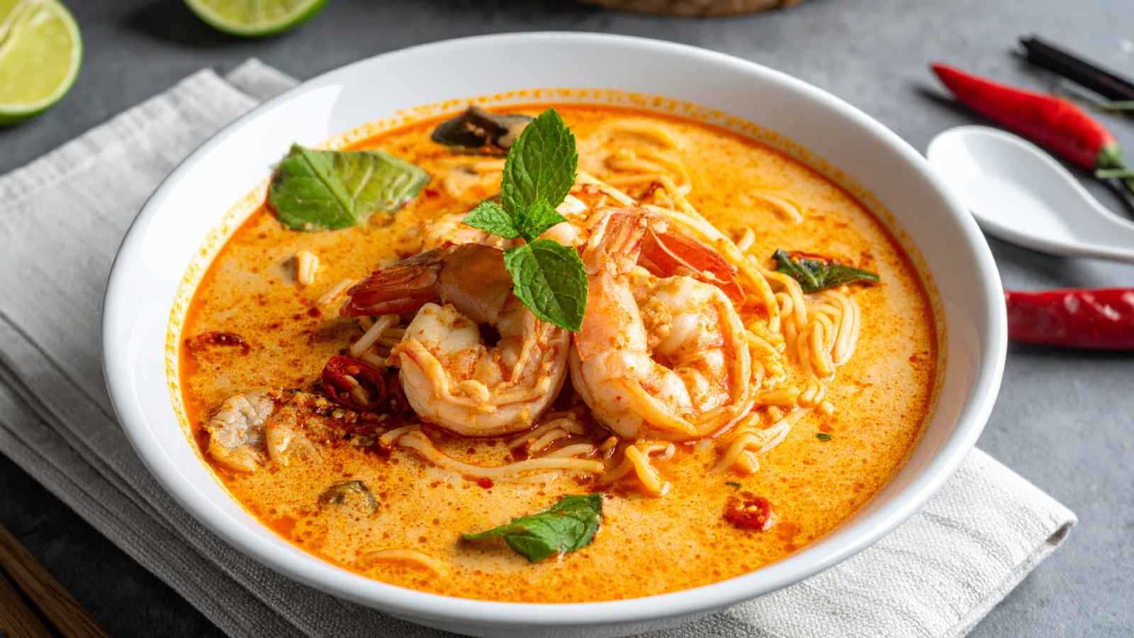 شوربة لاكسا الماليزية بالروبيان وصفة آسيوية أصلية