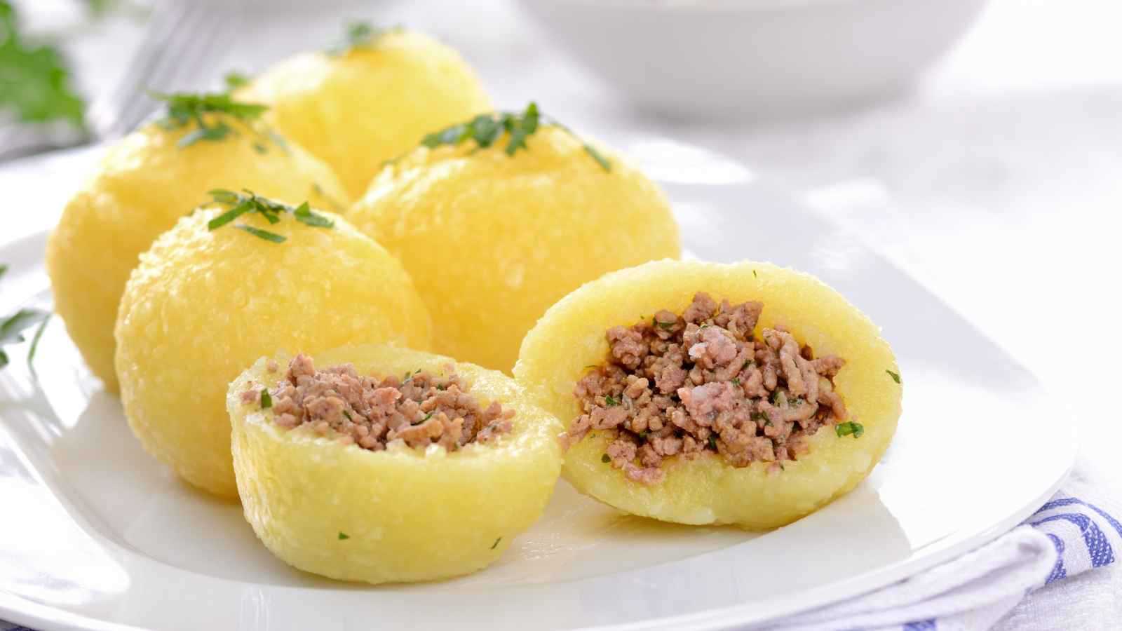 طريقة عمل قوارب البطاطا باللحم المفروم في الفرن 