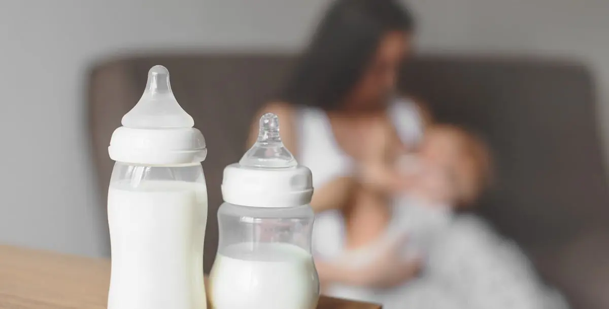 دمج الرضاعة الطبيعية مع الصناعية لطفلك في اليوم الواحد.. تفيده أم تضّره؟