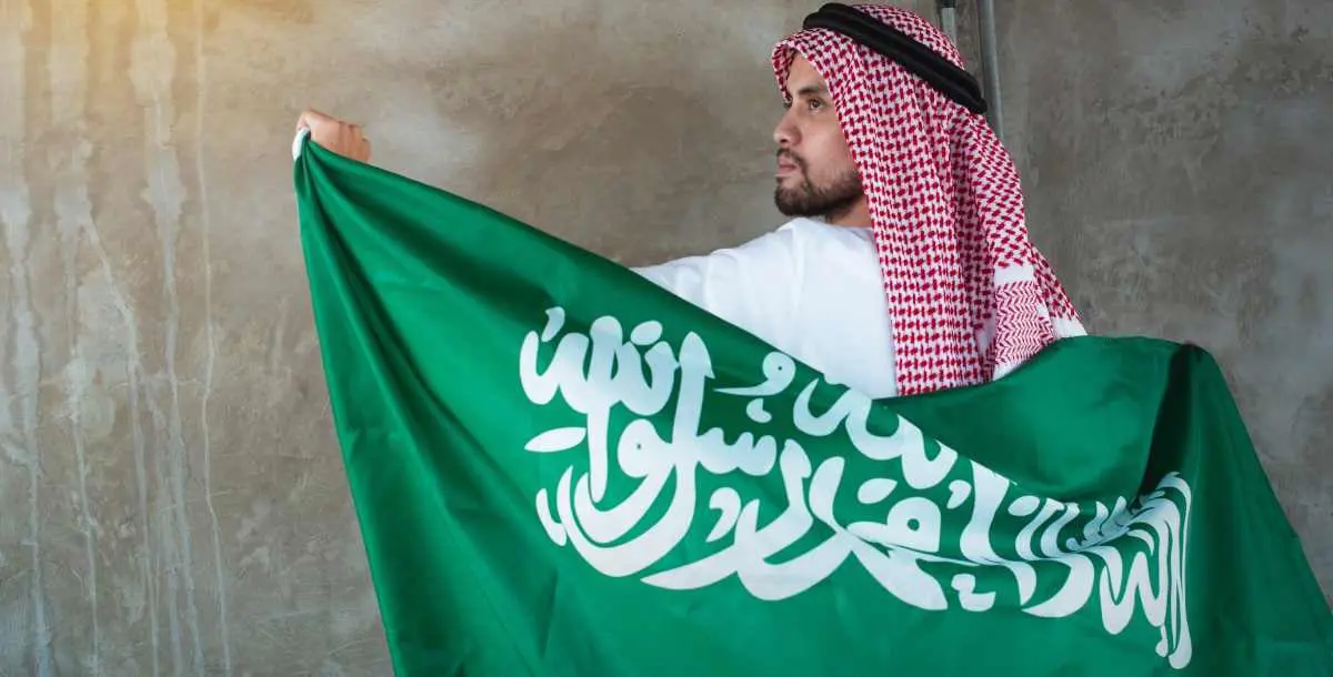 سعودي يسرق علمين بطريقة مضحكة للاحتفال باليوم الوطني 